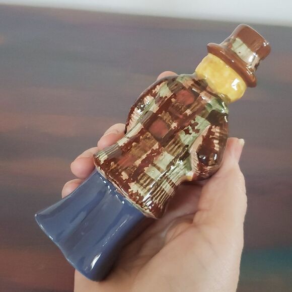 Caroling Couple Porcelain Salt and Pepper Shakers - Picture 8 of 12